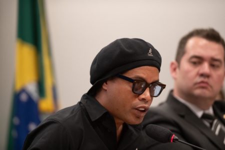 imagem colorida mostra ex-jogador Ronaldinho Gaúcho na CPI das Pirâmides Financeiras na Câmara dos Deputados - Metrópoles