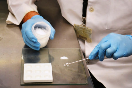 foto mostra farmacêutico da unicamp preparando solvente para analisar pró-drogas