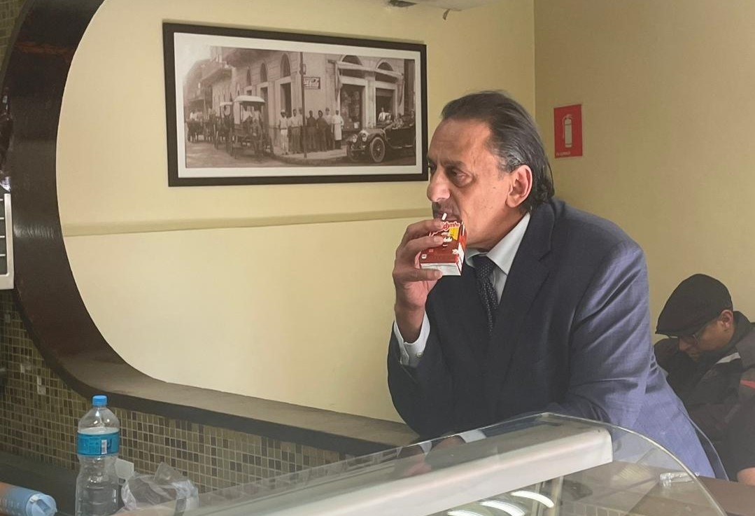 foto colorida de Frederick Wassef em balcão de lanchonete - Metropoles