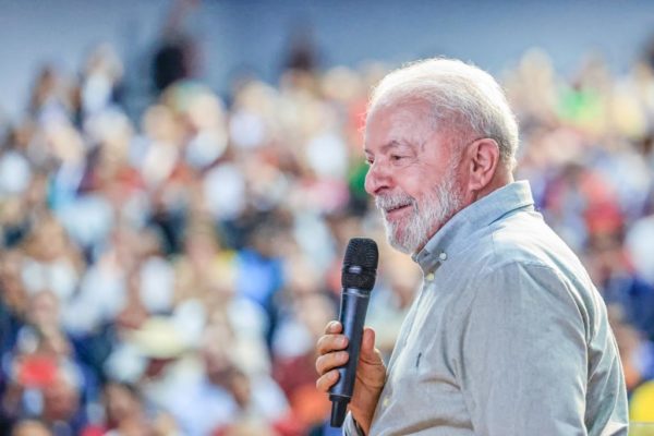 imagem lula discursando com microfone - metrópoles