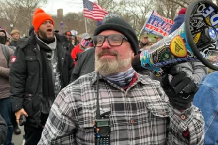 Foto colorida de Joseph Biggs, extremista norte-americano - Metrópoles