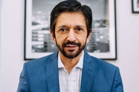 foto colorida do prefeito Ricardo Nunes; ele usa paletó azul, camisa clara sem gravata; ao fundo, um quadro - Metropoles