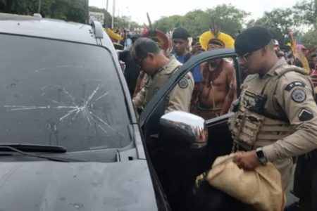 Imagem colorida de carro da empresária que atropelou indígenas na Bahia durante protesto contra o Marco Temporal - Metrópoles