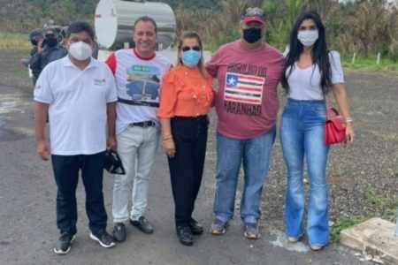 Imagem colorida com diversas pessoas juntas, entre elas o empresário Eduardo Costa e o ministro Flávio Dino - Metrópoles