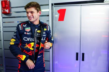 Imagem colorida de Verstappen no vestiário - Metrópoles