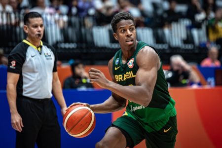 Imagem colorida de jogador da Seleção Brasileira de Basquete- Metrópoles