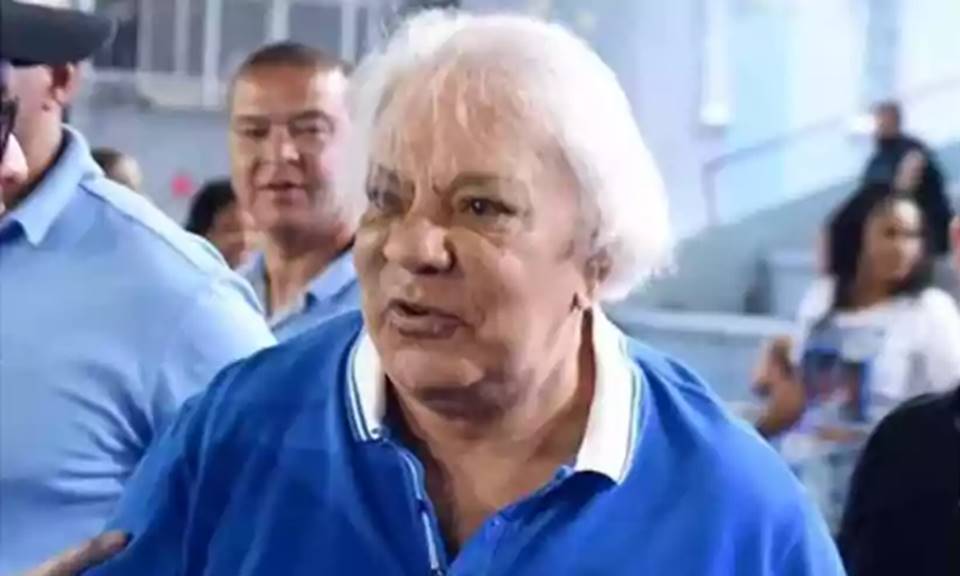 Homem de cabelos brancos