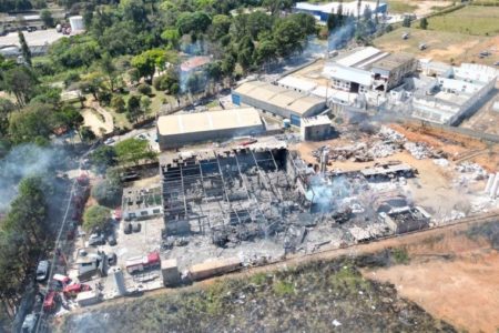 Foto colorida mostra imagem aérea da metalúrgica destruída por uma explosão em Cabreúva, em São Paulo - Metrópoles