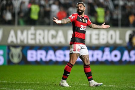 Imagem colorida de Gabigol com os braços abertos - Metrópoles