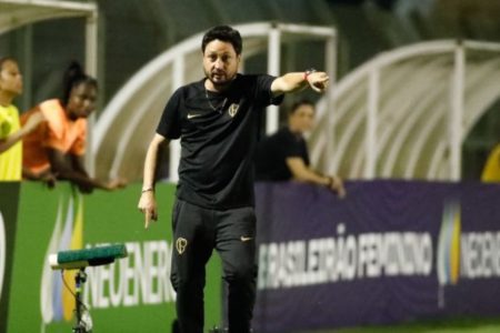 imagem colorida de Arthur Elias, novo técnico da Seleção feminina, quando atuava como treinador do Corinthians- Metrópoles