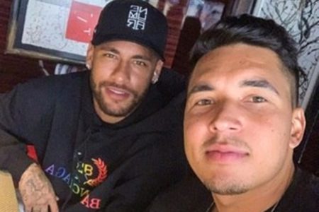 Foto colorida de Gil Cebola e Neymar - Metrópoles