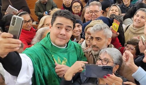 Padre Robson e fiéis em igreja