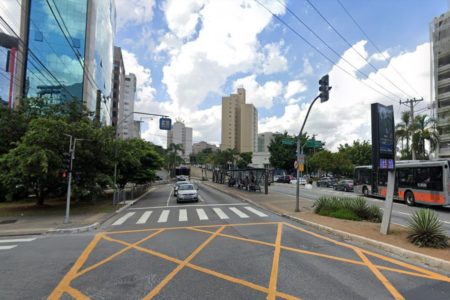 Imagem colorida mostra o cruzamento da avenida Santo Amaro com a Juscelino Kubitschek, em São Paulo - Metrópoles