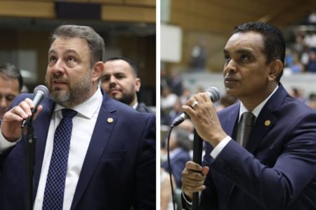 Montagem com imagens coloridas dos deputados Bruno Zambelli, à esquerda, e Rui Alves, à direita, falando ao microfone em movimentos simultâneos no plenário da Alesp - Metrópoles