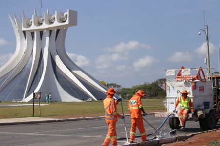 Preparativos para o desfile de 7 de Setembro. Equipes refazem a pintura do meio-fio e arrumam os semáforos na Esplanada dos Ministérios.