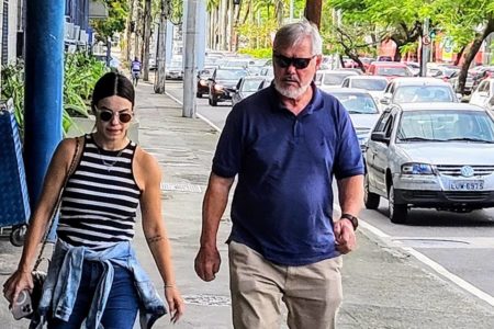 Foto colorida de Sthefany Brito e o pai, Joseph Britto, caminhando lado a lado