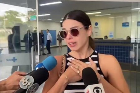 Foto colorida da atriz Sthefany Brito cedendo entrevista coletiva na entrada do Hospital Miguel Couto