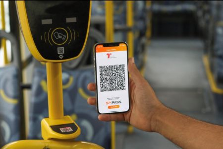 foto colorida de celular com QR Code liberando acesso em catraca de ônibus em SP - Metrópoles