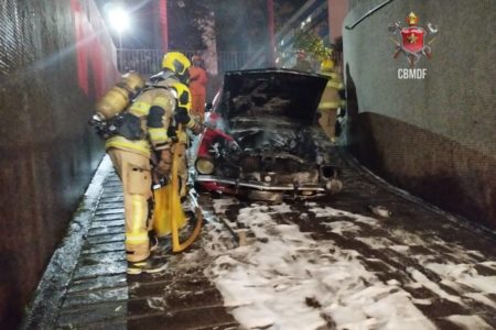 Bombeiros tentam conter chamas de carro de colecionador do DF - Metrópoles