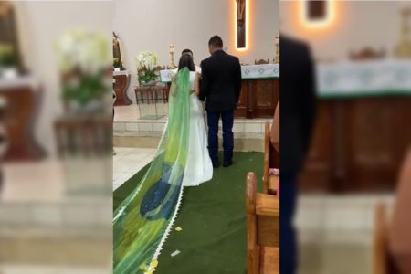 Mulher usa bandeira do Brasil como véu em casamento