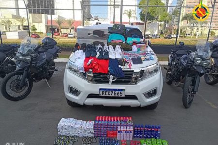 Foto colorido de uma viatura da polícia com materiais furtados em cima- Metrópoles