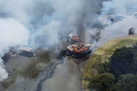 Imagem colorida de estrtura do Garimpo ilegal na Amazônia sendo destruída