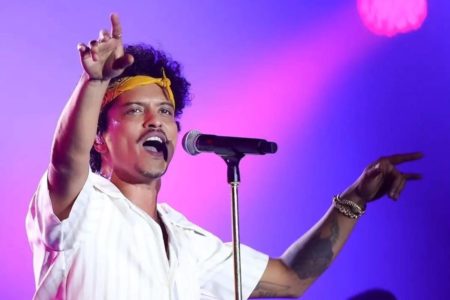 foto colorida de bruno mars no The Town - Metrópoles