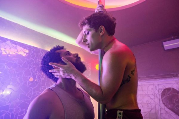 foto colorida dos personagens kelvin e ramiro, de terra e paixão - metrópoles