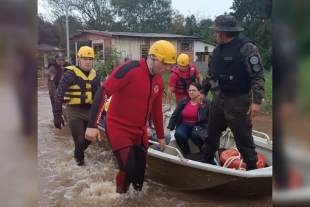 Eduardo Leite Ivete calamidade Fotografia colorida de bombeiros do Rio Grande do Sul realizando um salvamento de pessoas alagadas, em Passo Fundo (RS)