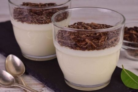 Mousse de leite ninho em pote de vidro com granulado por cima - Metrópoles