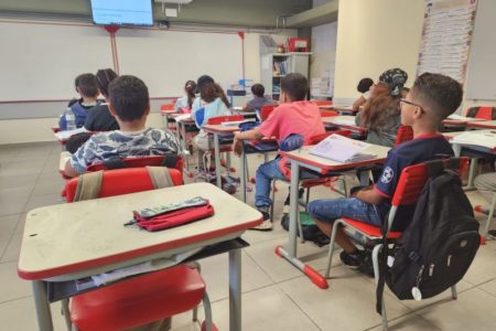 Imagem colorida mostra estudantes com computadores em sala de aula de escola estadual em São Paulo - Metrópoles