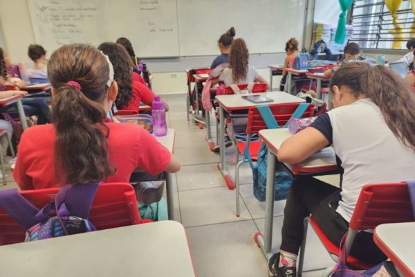 Imagem colorida mostra estudantes com computadores em sala de aula de escola estadual em São Paulo - Metrópoles