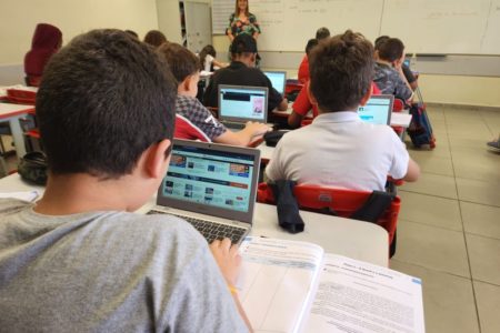 Imagem colorida mostra estudantes com computadores em sala de aula de escola estadual em São Paulo - Metrópoles