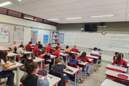 imagem colorida mostra crianças em sala de aula de escola em são paulo - metrópoles