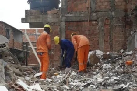 Imagem colorida de prédio que caiu na Baixa do Tubo, em Salvador