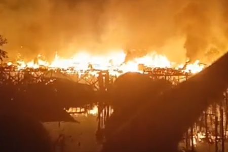 Imagem colorida de incêndio em comunidade de Santos
