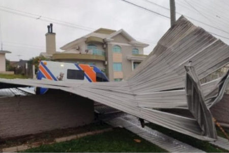 Imagem colorida de telha caída no chão após ciclone em Santa Catarina - Metrópoles