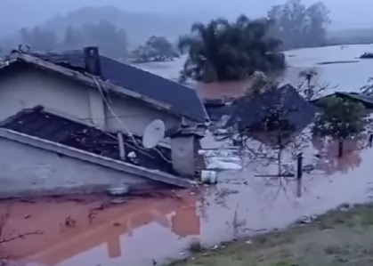 Foto colorida de casas alagadas em Roca Sales no Rio Grande do Sul - Metrópoles