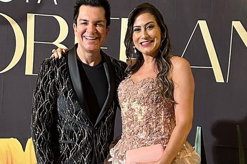 Regis Danese e a esposa Kelly posam juntos, com roupa de gala - Metrópoles