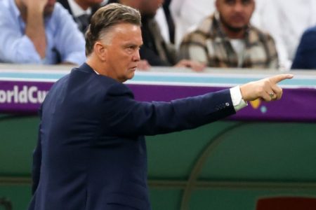 Imagem colorida de Louis van Gaal com o braço estendido - Metrópoles