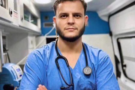 Foto colorida do agressor de Victor Meyniel, Yuri, vestido de médico - Metrópoles