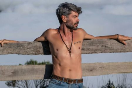 Foto colorida de um homem sem camisa - Metrópoles