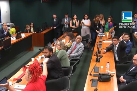 imagem colorida mostra comissão na câmara dos deputados - Metrópoles