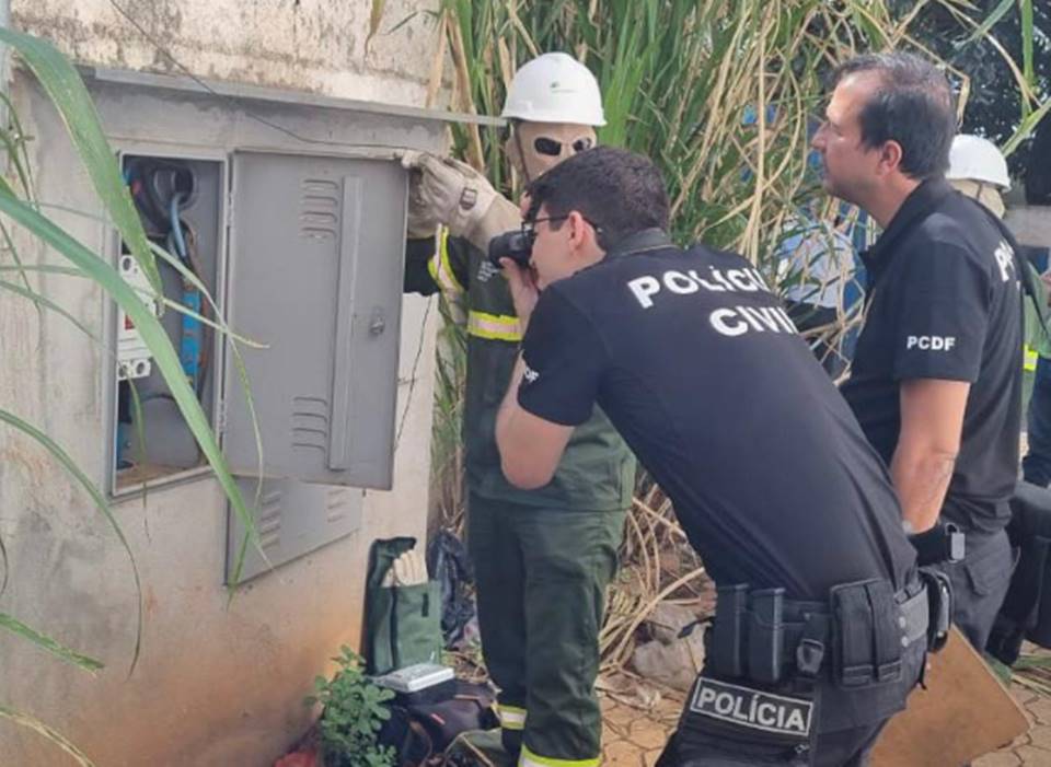 policiais vistoriando furto de energia