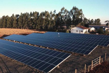 Fotografia colorida de um painel de energia solar