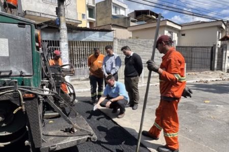 Imagem colorida mostra operários fazem o serviço de tapa-buraco - Metrópoles