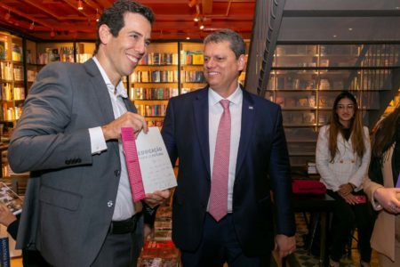 foto colorida do secretário Renato Feder ao lado do governador Tarcísio de Freitas (ambos de terno) em uma livraria - Metrópoles