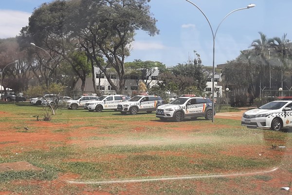 PM na porta do Hemocentro na véspera do 7 de Setembro, em Brasília - Metrópoles