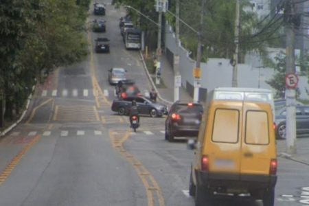 Imagem colorida mostra rua no Morumbi onde fica condomínio invadido por 4 homens encapuzados - Metrópoles