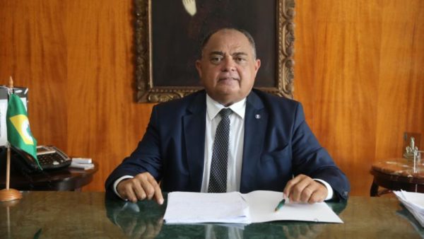 Imagem colorida do desembargador, agora ministro do STJ, Teodoro Santos - Metrópoles